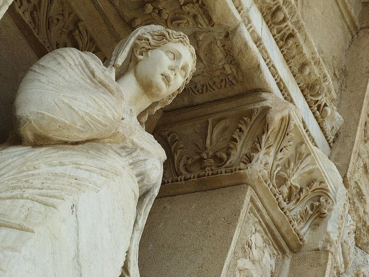 Taş ustamız Zeus heykeli üzerinde çalışırken